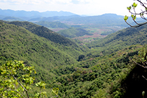 Vistas hacia el valle de Sant Privat d´en Bas y del río Gurn.