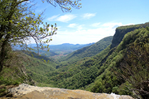 Cruzamos el arroyo de Sallent justo per encima de la cascada.