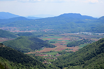 Vistas hacia el fondo del valle de la denominada "comarca de Olot".