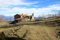 Llegando a la ermita de Santa Magdalena del Mont.