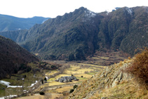 Vistas al valle del torrente de Esterri de Cardós, con Arrós de Cardós y la sierra Mitjana al fondo.