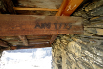 Detalle de la inscripción que hay en la madera.