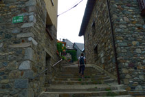 Giramos a la izquierda por una calle con escaleras de piedra.