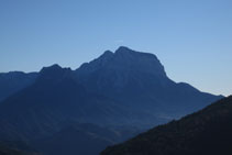Vistas a la Peña Montañesa (2.295m), bien presente en este tramo del recorrido.