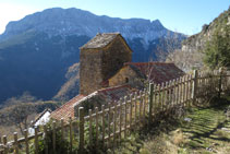 Llegando a Revilla: la iglesia en primer término y la montaña del Castillo Mayor (2.014m) al fondo.