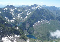 Desde el pico del Mont Valier hay unas vistas espléndidas hacia el Tuc des Hèches y los lagos Rond y Long.