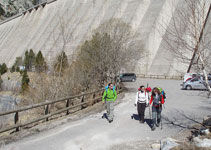 Aparcamiento de la presa de Cavallers.