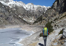 Bordeamos el lago por la derecha.