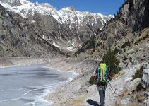 Bordeamos el lago por la derecha.