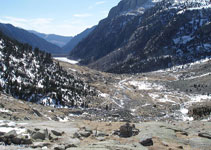 Mirada atrás: llanura de de Riumalo y embalse de Cavallers al fondo.