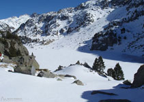 Lago Negre (2.223m), en la entrada del valle de Colieto, a los pies de las imponentes paredes de los picos de Comalespada.