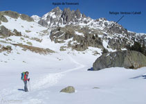 Las Agulles de Travessani y el refugio al fondo. La escalada de la cresta de las Agulles de Travessani es una gran clásica de la zona, muy visitada también por su proximidad con el refugio.