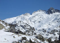 Refugio Ventosa i Calvell, con los picos el valle de Colieto al fondo.