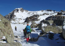 Cada vez el Montardo está más cerca y la ruta de ascensión aparece más evidente.
