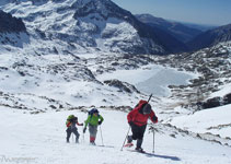 Subiendo hacia el collado, atrás, a lo lejos, vemos el lago de Monges y el de Travessani.