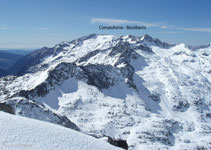 Al sur vemos el macizo de los Besiberris y la sierra de Tumeneia.