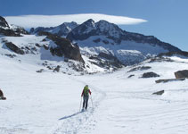 Cruzando el lago Clot, las condiciones de la nieve lo permiten.