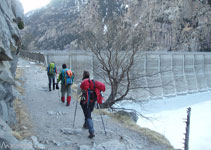 Bordeando el embalse de Cavallers, casi llegando a la presa.