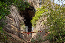 Entrada a la cueva de Simanya