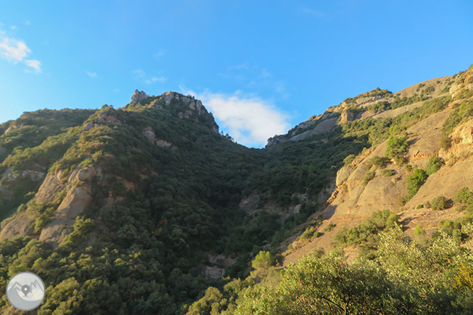 El Montcau (1.056 m) desde el Marquet de les Roques 1 