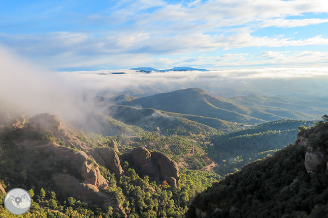 El Montcau (1.056 m) desde el Marquet de les Roques 1 