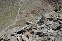 Esquistos metamórficos y sendero.