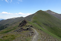 La cresta hacia el collado de Finestrelles y detrás el Puig de la Coma de Finestrelles.