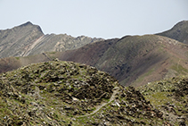 Paisaje calcinado formado por esquistos metamórficos.