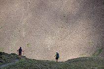 Rodeando la cabecera del valle de Eina.