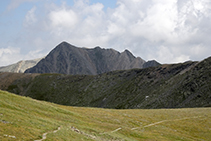 Proximidades del Pico de Noucreus. Detrás asoma el Pico del Infern.