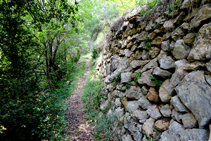 Paredes de piedra seca camino del Cap del Grau.