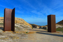 Estructuras de acero corten con la inscripción de una declaración de Dalí sobre el Paraje de Tudela.