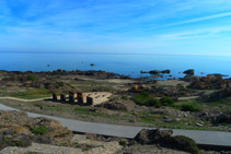 Vistas del mar y del mirador de la Gran Sala desde el mirador del Pla de Tudela. 