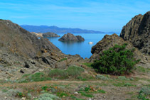 Vistas de la pequeña isla de Portaló (formada por esquistos de color negro).