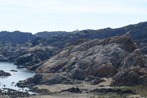 Al fondo, el faro del Cabo de Creus; desde el mirador de Pamperris.