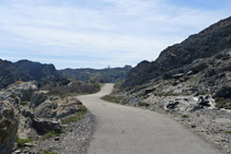 Vemos, al fondo, el faro del Cabo de Creus.