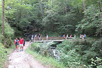 Cruzamos un puente de madera.