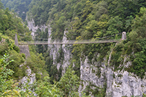 El espectacular puente colgante ante nosotros.