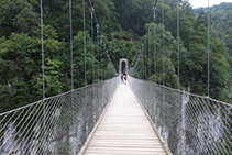 Caminando por la pasarela.