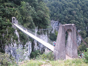 La pasarela de Holzarté y las gargantas de Olhadubi