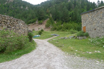 Tomamos el camino que hay a la derecha del refugio de Bujaruelo.