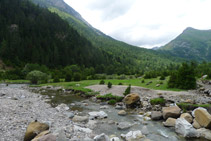 Paisaje si miramos hacia atrás, valle arriba.