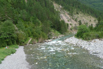 Río Ara, aguas abajo, desde el puente de Bujaruelo.