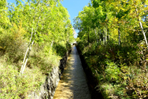 Canalización de agua saliendo de Vielha.