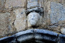 Figura románica en la iglesia de Gausac.