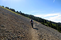 Flanqueando por el canchal de Gósol.