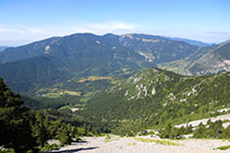 Vistas al valle de Gósol, Sorribes, la sierra del Verd y, lejos, el macizo del Port del Comte.