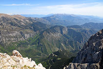 Vistas hacia el NO, con el santuario de Gresolet al fondo del valle, el Cadí, la Tosa de Alp y el macizo de Puigmal.