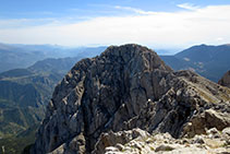 Vistas al O-SO, con la cumbre del Calderer y la sierra de Ensija más oriental.