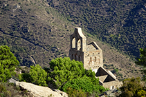 Ermita de Santa Helena vista desde la cresta que sube a la cima de Sant Salvador (fuera de ruta).